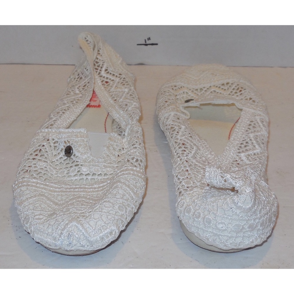 Mad paw white flat crochet shoes sz 10